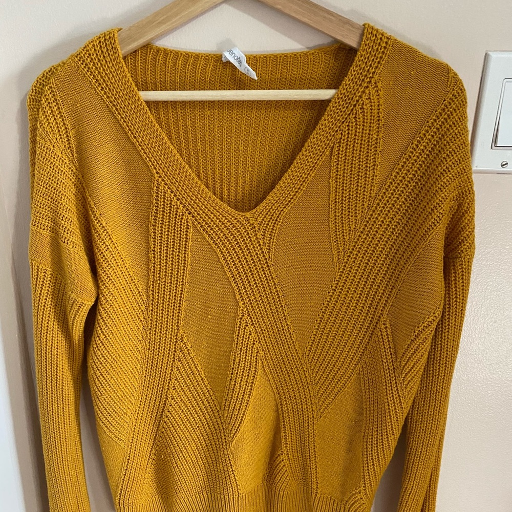 Bluenotes V neck light knitted top
